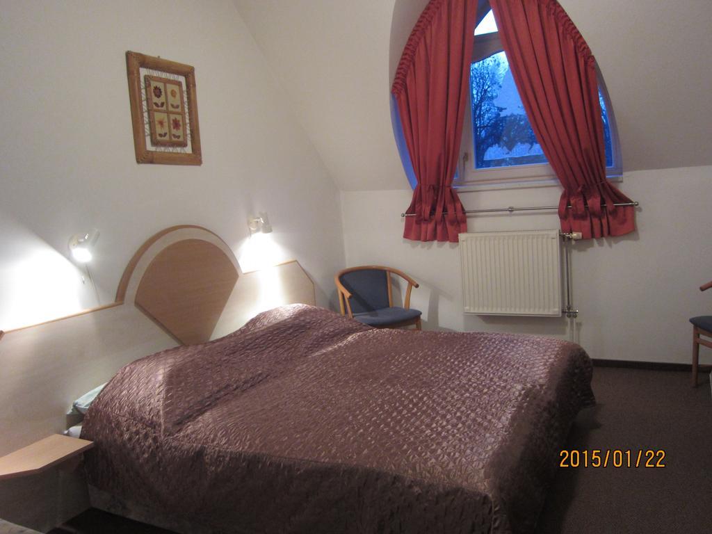 Csigahaz Panzio Hotel Gyula Bagian luar foto