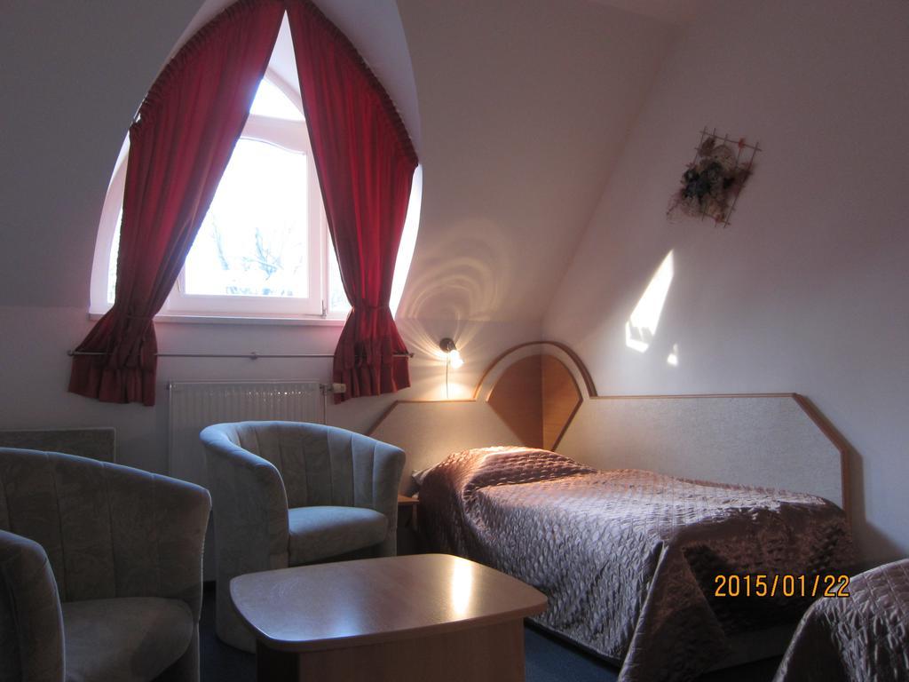 Csigahaz Panzio Hotel Gyula Bagian luar foto