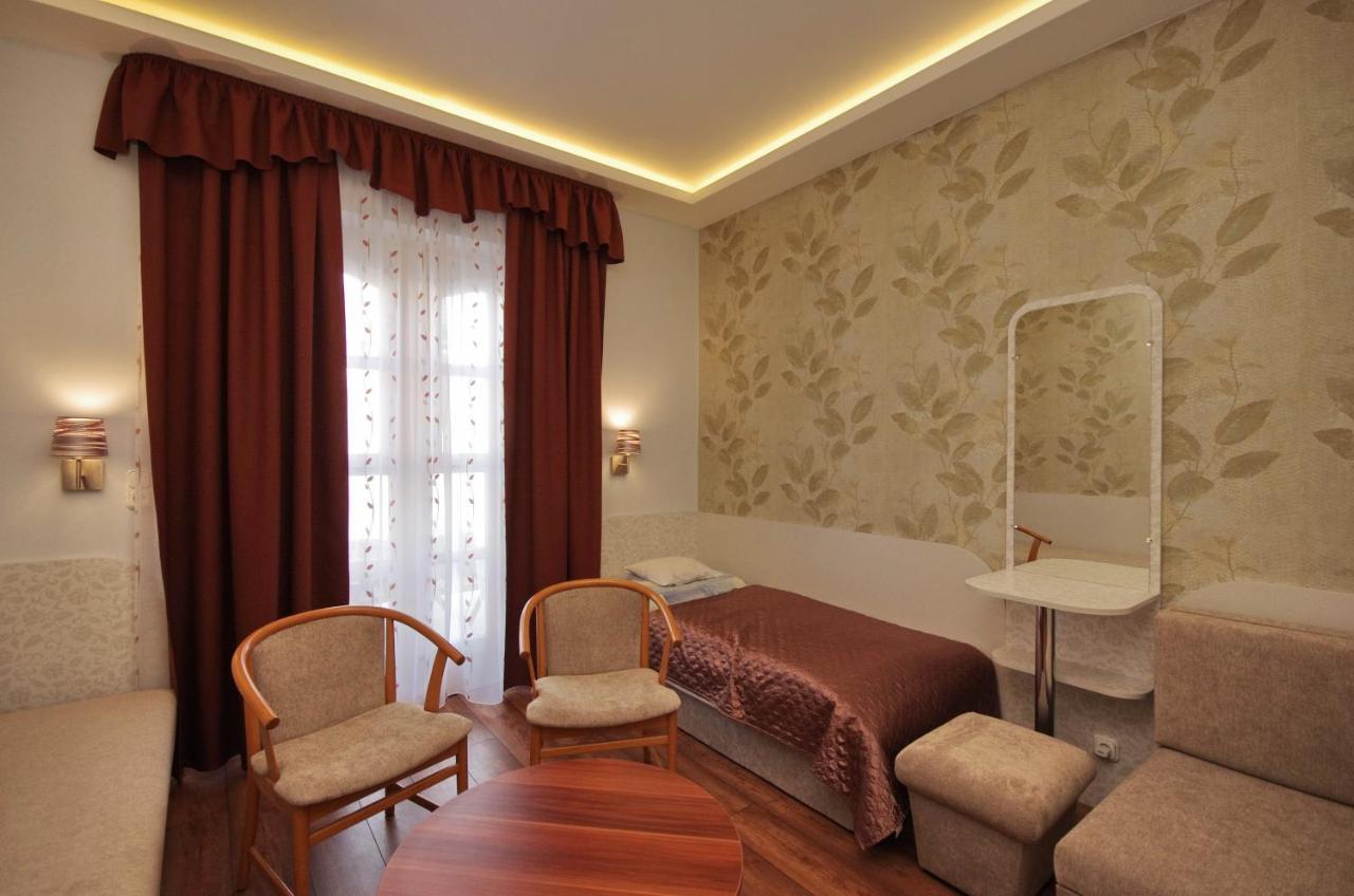 Csigahaz Panzio Hotel Gyula Bagian luar foto