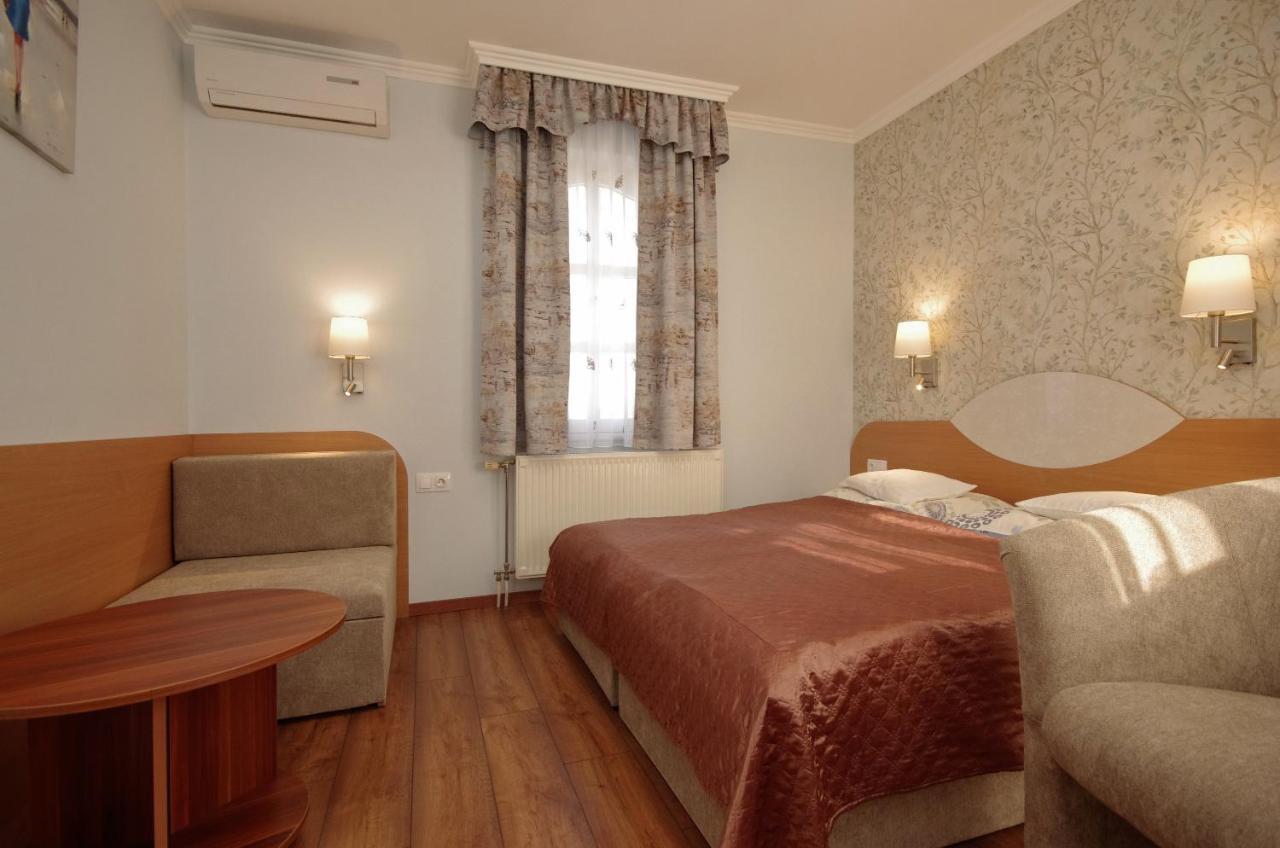 Csigahaz Panzio Hotel Gyula Bagian luar foto