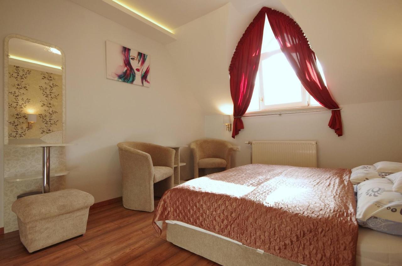 Csigahaz Panzio Hotel Gyula Bagian luar foto