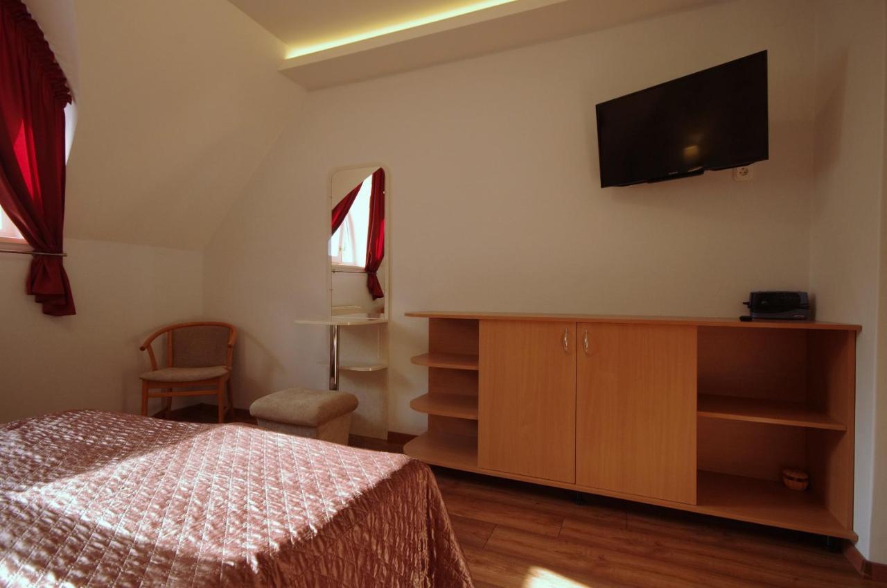 Csigahaz Panzio Hotel Gyula Bagian luar foto